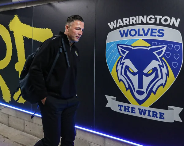 Warrington Wolves 'un menajeri Sam Burgess, 13 Şubat 2026 tarihinde Warrington, İngiltere' deki Halliwell Jones Stadyumu 'nda oynanan Warrington Wolves-St Helens maçında stadyuma geldi.