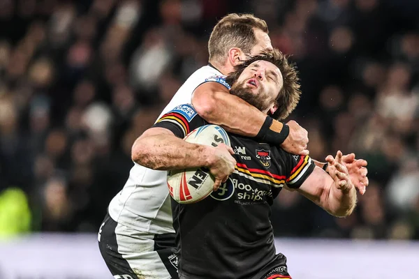 Bradford Bulls 'dan Joe Mellor, 14 Şubat 2026' da İngiltere 'nin Hull şehrindeki MKM Stadyumu' nda oynanan Betfred Süper Lig 1. Maçı 'nda Hull FC' den Aidan Sezer tarafından boynundan tutuldu.