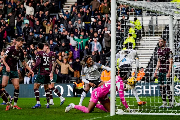 Derby County 'den Patrick Agyemang, 14 Şubat 2026' da İngiltere 'nin Pride Park Stadyumu' nda oynanan Derby County - Swansea City maçında 2-0 'lık galibiyet golünü kutluyor.