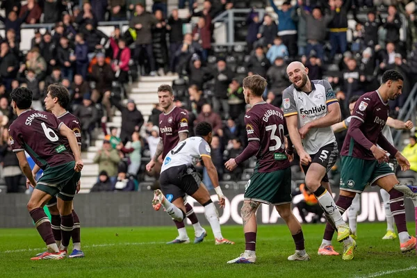 Derby County 'den Rhian Brewster, 14 Şubat 2026 tarihinde İngiltere' nin Derby şehrindeki Pride Park Stadyumu 'nda oynanan Derby County - Swansea City maçında gol atma hedefini kutluyor.