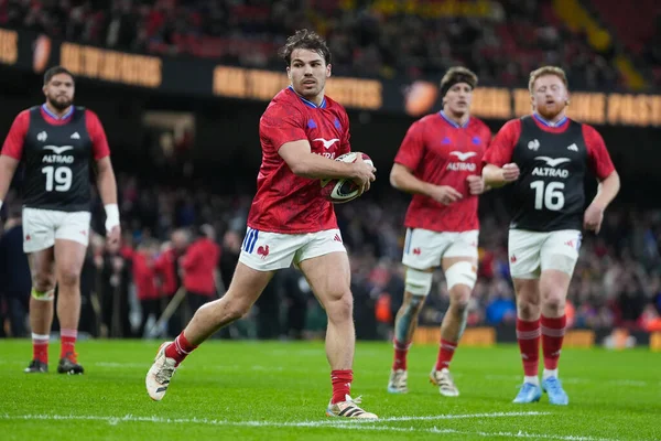 Fransız Antoine Dupont, 15 Şubat 2026 'da İngiltere' nin Cardiff kentindeki Principality Stadyumu 'nda oynanan Galler ve Fransa maçında ısınmaya başladı.