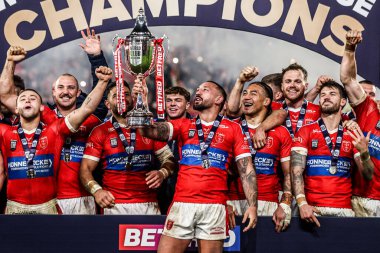 Hull KR 'dan Elliot Minchella, 19 Şubat 2026' da İngiltere 'nin Hull KR-Brisbane Broncos maçında Dünya Kulüpler Kupası' nı kaldırdı.