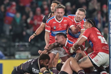 Hull KR takımından Elliot Minchella, 19 Şubat 2026 tarihinde MKM Stadyumu, Hull, Birleşik Krallık 'ta oynanan Hull KR-Brisbane Broncos karşılaşmasında takım arkadaşlarıyla yaptığı denemeyi kutluyor.