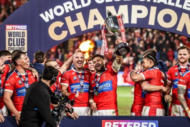 Hull KR 'dan Rhyse Martin, 19 Şubat 2026 tarihinde İngiltere' nin Hull Stadyumu 'nda oynanan World Club Challenge 2026 karşılaşmasında Dünya Kulüpler Kupası' nı kaldırdı.