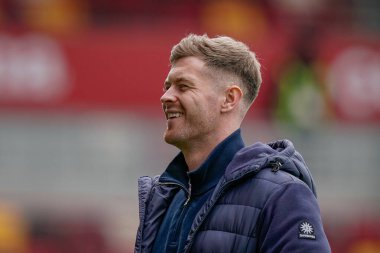 Brentford 'dan Nathan Collins, 21 Şubat 2026 tarihinde İngiltere' nin GTECH Community Stadyumu 'nda oynanan Premier League karşılaşmasında Brentford - Brighton & Hove Albion karşılaşması öncesinde sahada inceleme yapıyor.