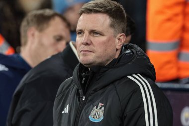 İngiltere 'nin Etihad Stadyumu' nda 21 Şubat 2026 tarihinde oynanan Premier League maçı sırasında Newcastle United takımının teknik direktörü Eddie Howe 'a karşı Newcastle Untie
