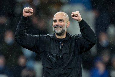 Manchester City 'nin Pep Guardiola teknik direktörü, 21 Şubat 2026 tarihinde İngiltere' nin Etihad Stadyumu 'nda oynanan Premier League maçı sırasında taraftarlarla 2-1' lik galibiyetini kutluyor.