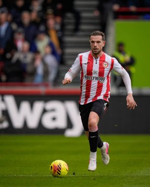 Brentford 'dan Jordan Henderson, 21 Şubat 2026 tarihinde İngiltere' nin GTECH Community Stadyumu 'nda oynanan Premier League karşılaşmasında Brentford - Brighton & Hove Albion maçında topla koşuyor.