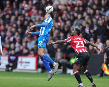 Sheffield Wednesday takımından Gabriel Otegbayo, 22 Şubat 2026 tarihinde Sheffield, İngiltere 'deki Bramall Lane' de Sheffield United 'a karşı oynanan Çarşamba günü oynanan Gökyüzü İddia Şampiyonası maçında yüksek topu kazanmak için sıçradı.