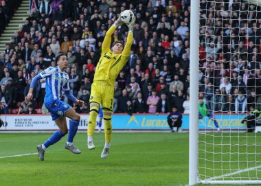 Sheffield United kalecisi Michael Cooper, 22 Şubat 2026 tarihinde Sheffield, İngiltere 'de Sheffield Lane' de Sheffield United 'a karşı oynanan Gökyüzü İddia Şampiyonası maçında topu yakaladı.
