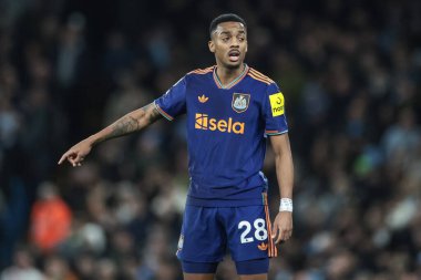 Newcastle Untie 'den Joe Willock, 21 Şubat 2026 tarihinde İngiltere' nin Etihad Stadyumu 'nda oynanan Premier League maçında takım talimatlarını veriyor.