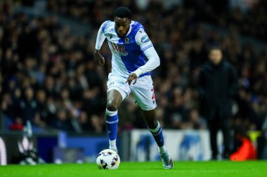Blackburn Rovers takımından Ryan Alebiosu, 20 Şubat 2026 'da İngiltere' nin Blackburn kentinde oynanan Blackburn Park maçında Blackburn Rovers - Preston North End maçında topu ayaklarının dibine aldı.