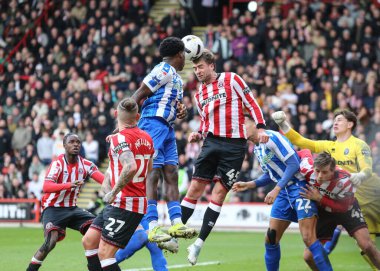 Sheffield United takımından Patrick Bamford 22 Şubat 2026 'da Sheffield, İngiltere' deki Bramall Lane 'de Sheffield United ile Sheffield Çarşamba günü oynanan Gökyüzü İddia Şampiyonası maçında yüksek topu kazandı.