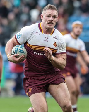Huddersfield Giants takımının oyuncusu Tom Burgess, 22 Şubat 2026 tarihinde İngiltere 'nin Accu Stadyumu' nda oynanan Betfred Süper Lig 2. Raundda Huddersfield Giants vs Wakefield Trinity maçında topa vuruyor.