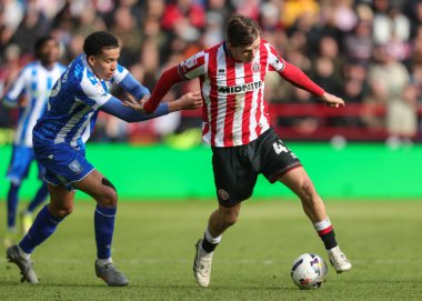 Sheffield United takımından Sydie Peck, Sheffield United 'ın 22 Şubat 2026 tarihinde Sheffield, İngiltere' deki Bramall Lane 'de Çarşamba günü Sheffield United' a karşı oynadığı Sky Bet Şampiyonası maçında Sheffield Çarşamba günü Sheffield 'dan Gabriel Otegbayo' yu durdurdu.