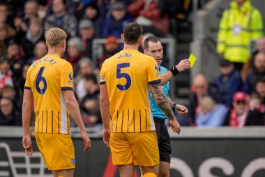 Hakem Jarred Gillett, 21 Şubat 2026 'da İngiltere' nin GTECH Community Stadyumu 'nda oynanan Premier League karşılaşmasında Brighton & Hove Albion maçında Diego Gomez' e sarı kart verdi.