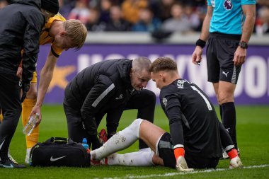 Brighton & Hove Albion kalecisi Bart Verbruggen, 21 Şubat 2026 tarihinde İngiltere 'nin GTECH Community Stadyumu' nda oynanan Premier League karşılaşmasında Brentford-Brighton & Hove Albion maçında tedavi gördü.