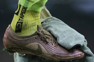 Newcastle Untie kalecisi Nick Pope Premier League maçında Nike futbol ayakkabılarını temizliyor Manchester City - Newcastle Untie at Etihad Stadyumu, Manchester, İngiltere 21 Şubat 2026