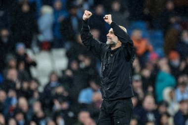 Manchester City 'nin Pep Guardiola teknik direktörü, 21 Şubat 2026 tarihinde İngiltere' nin Etihad Stadyumu 'nda oynanan Premier League maçı sırasında taraftarlarla 2-1' lik galibiyetini kutluyor.