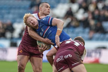 Wakefield Trinity 'den Lachlan Walmsley, Huddersfield Giants' dan Tui Lolohea ve Huddersfield Giants 'tan Asher O' Donnell tarafından oynanan Betfred Süper Lig karşılaşmasında Huddersfield Giants 'a karşı Wakefield Trinity ile Accu Stadyumu, Huddersfield, İngiltere