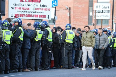 22 Şubat 2026 'da İngiltere' nin Sheffield Lane şehrinde oynanan ve Sheffield United ile oynanan Sky Bet Şampiyonası maçında polis taraftarlarını geride tuttu.