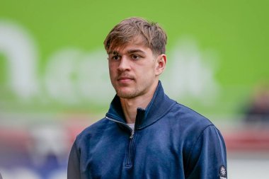 Brentford 'dan Yehor Yarmolyuk, 21 Şubat 2026' da İngiltere 'nin GTECH Community Stadyumu' nda oynanan Premier League karşılaşması Brentford-Brighton & Hove Albion maçında attığı sahayı teftiş ediyor.