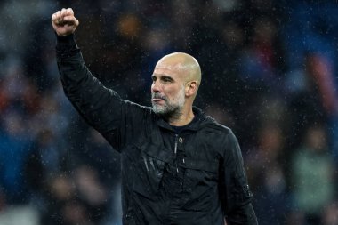 Manchester City 'nin Pep Guardiola teknik direktörü, 21 Şubat 2026 tarihinde İngiltere' nin Etihad Stadyumu 'nda oynanan Premier League maçı sırasında taraftarlarla 2-1' lik galibiyetini kutluyor.