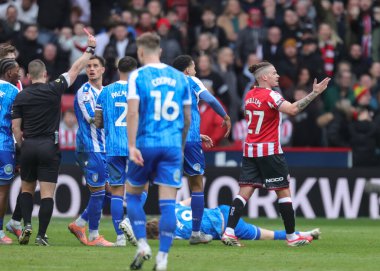 Hakem Josh Smith, Sheffield United 'ın 22 Şubat 2026' da Sheffield, İngiltere 'deki Bramall Lane' de Sheffield United 'a karşı oynadığı maçta Sheffield United' dan Kalvin Phillips 'e kırmızı kart verdi.