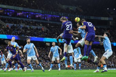 Newcastle United takımından Malick Thiaw, 21 Şubat 2026 tarihinde İngiltere 'nin Etihad Stadyumu' nda oynanan Premier League maçında kaleye doğru ilerliyor.