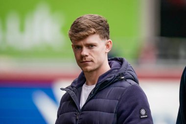 Brentford 'dan Keane Lewis-Potter, 21 Şubat 2026' da İngiltere 'nin GTECH Community Stadyumu' nda oynanan Premier League karşılaşması Brentford-Brighton & Hove Albion maçında sahaya çıkmadan önce sahada inceleme yapıyor.