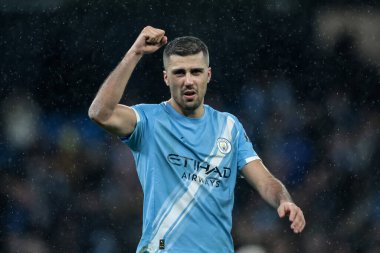 Manchester City 'den Rodrigo, 21 Şubat 2026' da İngiltere 'nin Etihad Stadyumu' nda oynanan Premier League maçında taraftarlarla kazandığı 2-1 'lik galibiyeti kutluyor.