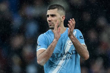 Manchester City 'den Rodrigo, 21 Şubat 2026' da İngiltere 'nin Etihad Stadyumu' nda oynanan Premier League maçında taraftarları alkışlıyor.