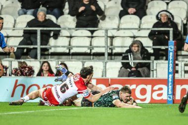 Leoparlar 'dan Bailey Hodgson, 20 Şubat 2026' da İngiltere 'nin St. Helens-Leigh Stadyumu' nda oynanan Betfred Süper Lig karşılaşmasında bir deneme için sahaya çıkıyor.