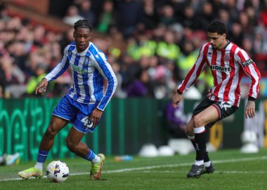 Sheffield Wednesday takımından Tayo Adaramola 22 Şubat 2026 'da Sheffield, İngiltere' deki Bramall Lane 'de Sheffield United' a karşı oynadığı maçta topla birlikte sahaya çıktı.