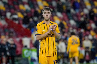 Brighton & Hove Albion 'dan Jack Hinshelwood, 21 Şubat 2026' da İngiltere 'nin GTECH Community Stadyumu' nda oynanan Premier League karşılaşmasında Brentford - Brighton & Hove Albion maçının son düdüğü sonrasında taraftarları alkışlıyor.
