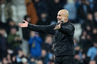 Manchester City 'nin Pep Guardiola teknik direktörü, 21 Şubat 2026 tarihinde İngiltere' nin Etihad Stadyumu 'nda oynanan Premier League maçı sırasında taraftarlarla 2-1' lik galibiyetini kutluyor.