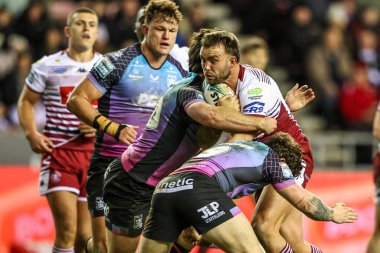 Wigan Warriors 'dan Kaide Ellis, Hull FC' den Harvie Hill ve Hull FC 'den Amir Bourouh tarafından 21 Şubat 2026' da İngiltere 'nin Wigan Warriors-Hull Stadyumu' nda oynanan Wigan Wigan Warriors vs Hull FC maçında yenildi.