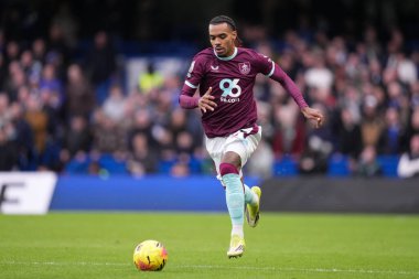 Burnley 'den Lucas Pires Premier Lig karşılaşmasında topla Chelsea-Burnley Stamford Bridge, Londra' da 21 Şubat 2026 tarihinde karşı karşıya geldi.