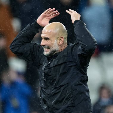 Manchester City 'nin Pep Guardiola teknik direktörü, 21 Şubat 2026 tarihinde İngiltere' nin Etihad Stadyumu 'nda oynanan Premier League maçı sırasında taraftarlarla 2-1' lik galibiyetini kutluyor.