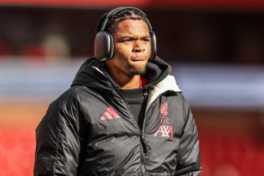 Liverpool 'dan Rio Ngumoha 22 Şubat 2026 tarihinde İngiltere' nin Nottingham şehrinde oynanan Premier Lig maçı sırasında Nottingham Forest 'a karşı Liverpool maçına geldi.