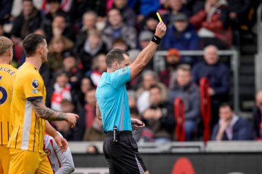 Hakem Jarred Gillettt, 21 Şubat 2026 'da İngiltere' nin GTECH Community Stadyumu 'nda oynanan Premier League karşılaşmasında Brighton & Hove Albion' dan Mats Wieffer 'a sarı kart verdi.