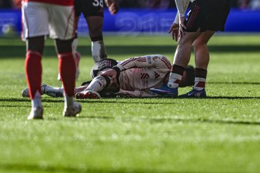 Liverpool 'dan Alexis Mac Allister 22 Şubat 2026' da Nottingham City Ground, İngiltere 'de oynanan Premier League maçında sakatlandıktan sonra dizini tutuyor.