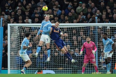 Manchester City 'den Erling Haaland, 21 Şubat' ta İngiltere 'nin Etihad Stadyumu' nda oynanan Premier League maçında Newcastle Untie maçında Newcastle maçında Newcastle Untie 'nin Dan Burn' e yaptığı baskının ardından defans sahasında topu aldı.