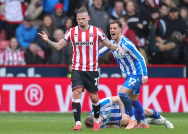 Sheffield Wednesday takımından Svante Ingelsson, Sheffield United 'ın 22 Şubat 2026' da Sheffield, İngiltere 'deki Bramall Lane' de Sheffield United 'a karşı oynadığı maçta Sheffield United' dan Kalvin Phillips ile faul yaptı.