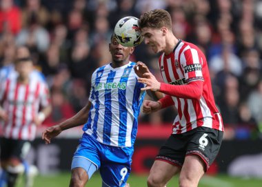 Sheffield United takımından Tyler Bindon 22 Şubat 2026 tarihinde Sheffield, İngiltere 'deki Bramall Lane' de Sheffield United 'a karşı oynanan Gökyüzü İddia Şampiyonası maçında topu aldı.