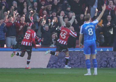Sheffield United takımından Patrick Bamford, 22 Şubat 2026 tarihinde Sheffield, İngiltere 'deki Bramall Lane' de Sheffield United ile Sheffield Çarşamba günü oynanan Sky Bet Şampiyonası maçında 1-0 'lık galibiyetini kutluyor.
