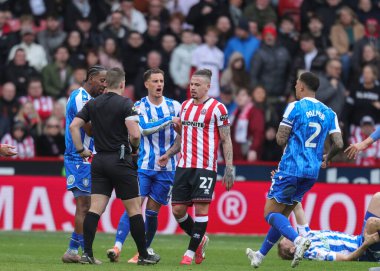 Hakem Josh Smith, Sheffield United 'ın 22 Şubat 2026' da Sheffield, İngiltere 'deki Bramall Lane' de Sheffield United 'a karşı oynadığı maçta Sheffield United' dan Kalvin Phillips 'e kırmızı kart verdi.