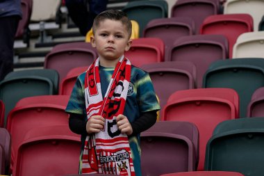 Bir Brentford taraftarı 21 Şubat 2026 'da İngiltere' nin başkenti Londra 'daki GTECH Community Stadyumu' nda oynanan Premier League karşılaşmasında Brentford-Brighton & Hove Albion maçını başlatmak üzere.