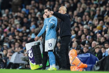 Manchester City 'nin Pep Guardiola teknik direktörü, 21 Şubat' ta İngiltere 'nin Etihad Stadyumu' nda oynanan Premier League maçında Manchester City - Newcastle Untie maçında sahaya çıkmaya hazırlanırken Manchester City 'den Rayan Cherki' ye talimat veriyor.