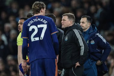 Newcastle United takımının teknik direktörü Eddie Howe, 21 Şubat 2026 tarihinde İngiltere 'nin Etihad Stadyumu' nda oynanan Premier League maçı sırasında Newcastle United takımından Nick Woltemade 'e seslendi.